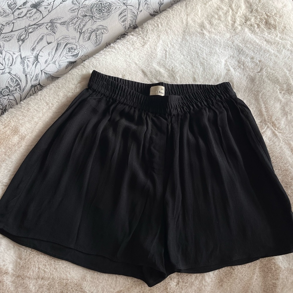 Aritzia Wilfred Free flowy shorts, size S